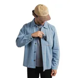 Camisa Rhythm Arguam Overshirt color celeste, de manga larga, con botones marrones y bolsillos frontales. Presenta un detalle bordado en el pecho.