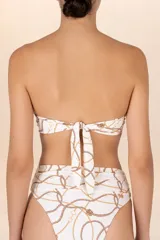 Top de traje de baño corsetero blanco con estampado de cadenas doradas y marrones, drapeado en las copas y costados, breteles y volado removibles, varilla y ajuste en la espalda.