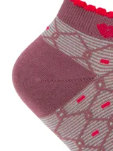 Calcetín corto de mujer con diseño geométrico en tonos morado y gris, con detalles en color fucsia. Presenta borde superior con terminación ondulada y logo de la marca bordado.