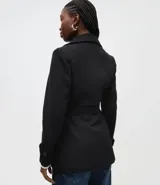 Saco de paño color marrón oscuro con cuello estructurado, solapas amplias, cierre frontal con botones y cinturón ajustable con hebilla. Cuenta con bolsillos laterales y mangas largas.