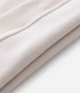Buzo cerrado Marfinno de fleece en color negro, con capucha ajustable mediante cordón, bolsillo tipo canguro al frente, y puños y cintura elásticos.