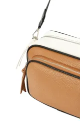 Bandolera de cuero sintético con diseño tricolor en tonos rojo, beige y negro, con bolsillo frontal con cierre y correa larga ajustable.