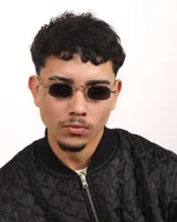 Lentes de sol rectangulares con marco dorado y lentes oscuros.