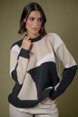 Buzo de punto con diseño abstracto que simula un paisaje, de cuello redondo y manga larga. Confeccionado en lana, presenta una combinación de colores neutros y oscuros.