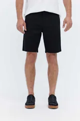 Bermuda chino de corte clásico color negro, con cintura fija y bolsillos delanteros y traseros.