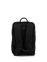 Mochila urbana Hush Puppies color negro, con diseño minimalista, cierre superior con doble cremallera y logo de la marca en relieve en el frente.