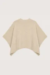 Poncho de punto color beige con diseño de botones frontales, cuello redondo y mangas cortas integradas.