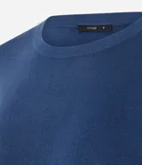 Suéter de punto ajustado color bordó, con cuello redondo, manga larga y detalle de botones metalizados en los puños.