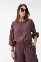 Campera negra corta con cierre frontal y mangas anchas.