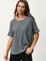 Remera de tejido tipo waffle, color gris oscuro, con cuello redondo y mangas cortas con dobladillo.