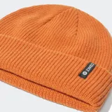 Gorro de lana color naranja, con ajuste estilo pescador y puños enrollados.