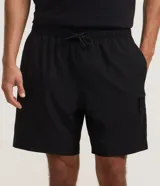 Bermuda Blue Steel de corte clásico, confeccionada en tejido ripstop de poliamida con elastano, en color verde militar. Cuenta con cintura elástica con cordón de ajuste interno, bolsillos laterales y un bolsillo con cierre en el lateral del muslo.