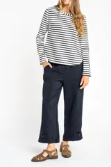 Pantalón ancho azul marino con cintura elástica, bolsillos laterales y detalle de botones en el tobillo.