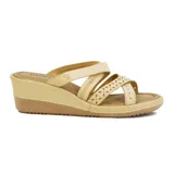 Sandalia casual con taco corrido, color beige, con tiras cruzadas en el empeine y detalle de calados decorativos.