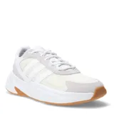 Championes Adidas modelo Ozelle Cloudfoam, de diseño inspirado en los años 90 con líneas gruesas y estética futurista. Presentan una combinación de materiales textiles y gamuza en tonos blanco y crema, con la clásica suela Cloudfoam para mayor amortiguación y una base de goma color caramelo.