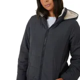 Campera negra con capucha forrada en piel sintética color crema, cierre frontal con cremallera, bolsillos laterales y corte a la altura de la cadera.