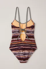 Malla enteriza de diseño simétrico con estampado de fauna y follaje en tonos lilas y azules, tirantes dobles finos y ribetes decorativos.