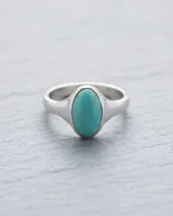 Anillo de plata 925 con piedra ovalada de pasta turquesa.