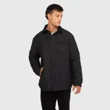Chaqueta acolchada de corte oversize, color negro, con cuello camisero, cierre frontal con botones a presión y bolsillo en el pecho.