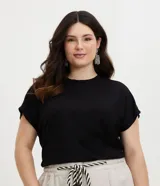 Blusa tipo muscle tee de corte holgado, confeccionada en tejido rib acanalado, con escote redondo y diseño sin mangas.