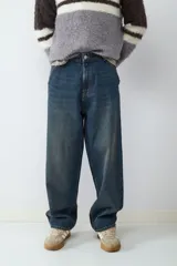 Pantalón de jean azul oscuro de corte amplio, con tiro alto y diseño clásico de cinco bolsillos.