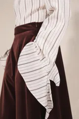 Bermuda ancha de tiro medio de terciopelo bordó con diseño de pierna ancha y caída fluida.
