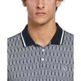 Polo de hombre con frente tejido en jacquard de rombos/geo que aporta textura y un look distinto sin perder la esencia clásica de Penguin. Calce regular y cuello de punto.