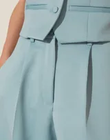 Pantalón de vestir celeste, de corte palazzo y tiro alto.