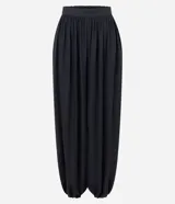 Pantalón de corte ballon con cintura alta elástica y diseño amplio. Presenta una caída fluida con terminaciones ajustadas en los tobillos que crean un efecto abalonado, confeccionado en tejido de poliéster con transparencia y forro interior.