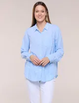 Camisa de lino marca Dash, color beige, con cuello con solapa, escote en V y cierre frontal con botones. Presenta mangas largas regulables con presilla y botón, y un bolsillo aplicado en el pecho.