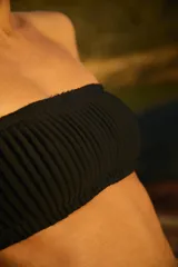 Corpiño strapless negro con plisado y bombacha vedetina embolsada.