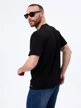 Remera de manga corta color marrón oscuro, de textura acanalada con corte clásico y ajuste cómodo.