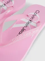 Ojotas de playa rosadas marca Calvin Klein Jeans, con logo estampado en la tira.