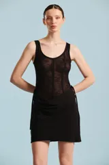 Body de mujer color blanco marfil, con diseño ceñido y femenino. Presenta un frente de encaje translúcido con costuras tipo corset y escote redondo.