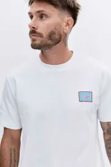 Remera de algodón color azul marino, de corte clásico y cuello redondo, con un pequeño logo bordado en el pecho.