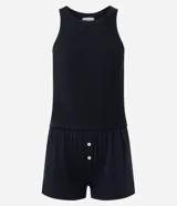 Conjunto de pijama compuesto por una musculosa básica de tejido rib acanalado y un short corto con cintura elástica y detalle de botones frontales.