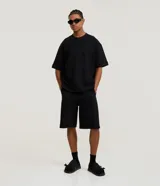 Bermuda básica masculina en color negro con cintura elástica, cordón ajustable y bolsillos funcionales.