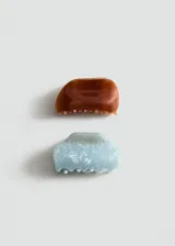 Pack de dos pinzas para el pelo con efecto nacarado, una en tono marrón y otra en color celeste.