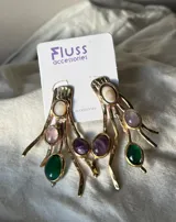 Aros colgantes de alpaca plateada con diseño de ramitas y piedras de colores: blanco, lila y verde.