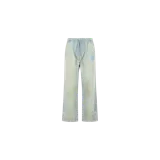 Jeans Amiri de corte ancho y recto, en denim de lavado claro con efecto gastado y desteñido. Presenta cintura elástica con cordón ajustable, bolsillos laterales y detalle de bordado en el lateral superior.