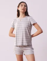 Conjunto de pijama marca René Rofé, compuesto por remera y short. Remera a rayas con escote redondo, ojal y botón. Short a rayas con cintura elastizada.