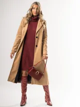 Tapado largo color beige, de corte recto y manga larga.