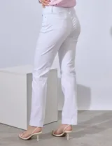 Pantalón blanco de corte slim, con pretina con pasadores, botón y cierre. Tiene tres bolsillos delanteros y dos bolsillos ojal en la parte trasera.