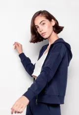 Canguro con cierre completo, capucha y cordones ajustables, color azul marino. Presenta bolsillos frontales tipo canguro y puños y cintura acanalados.