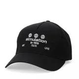 Gorra tipo baseball negra con bordado frontal en color blanco que incluye tres iconos de globos terráqueos y el texto 'simulation N+ 1970 03.05 ART LINE'.