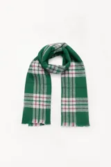 Bufanda larga rectangular con flecos, con estampado de cuadros tartán en tonos verde, blanco y rosa.