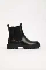 Botas Chelsea negras de cuero sintético con elásticos laterales y suela track.