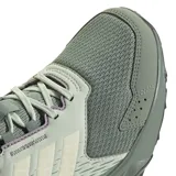 Championes de trekking Adidas Terrex Tracefinder 2 W, color verde grisáceo con detalles en gris claro y cordones en tono lavanda. Presentan una suela robusta y tecnología Lightmotion.