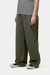 Pantalón de sarga de algodón verde militar, de corte holgado con pliegues delanteros.