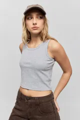 Musculosa de calce ajustado confeccionada en tejido acanalado, con escote redondo y detalle de puntilla en el escote y las sisas.